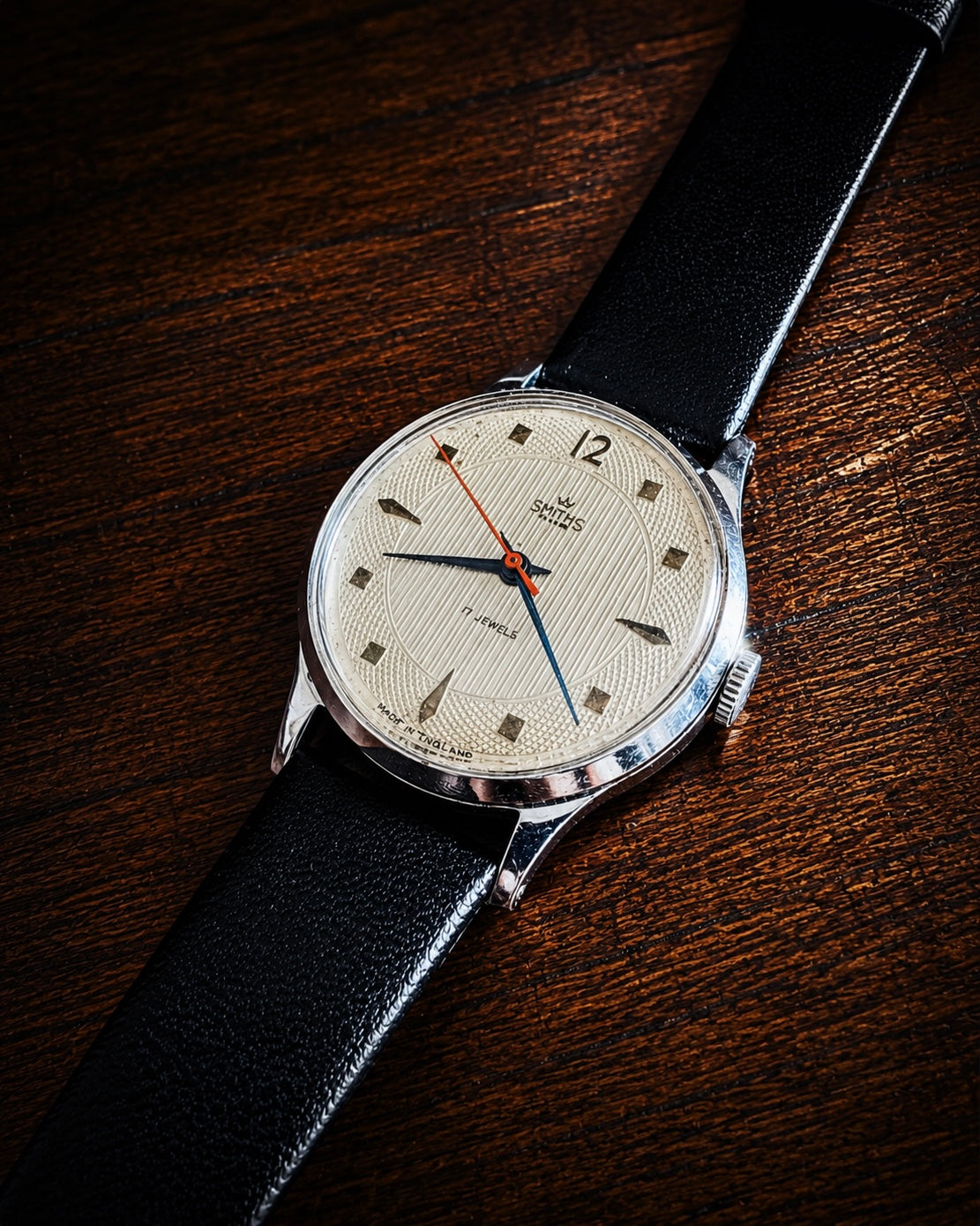 【極美品・ギョーシェ装飾】Smiths De Luxe A259｜1955年製｜希少ステンレスケース｜17石 Cal.400｜英国製｜機械式手巻き